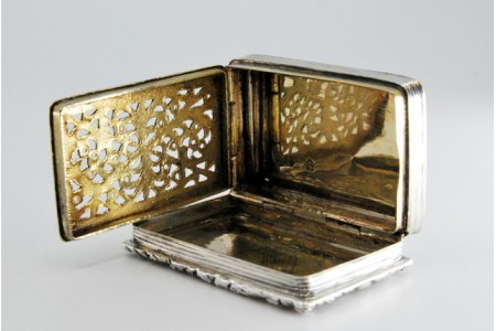 Caixa de Vinagrete em prata e ouro com frisos e relevos na tampa do período de George IV.